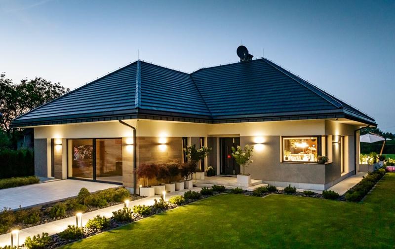 Przemyślany dom parterowy z dachem dwuspadowym do 100 m² – poznaj ofertę oszczędnych rozwiązań z katalogu Muratora