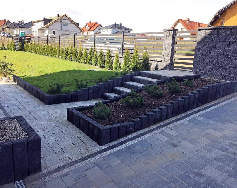 Palisada betonowa w ogrodzie