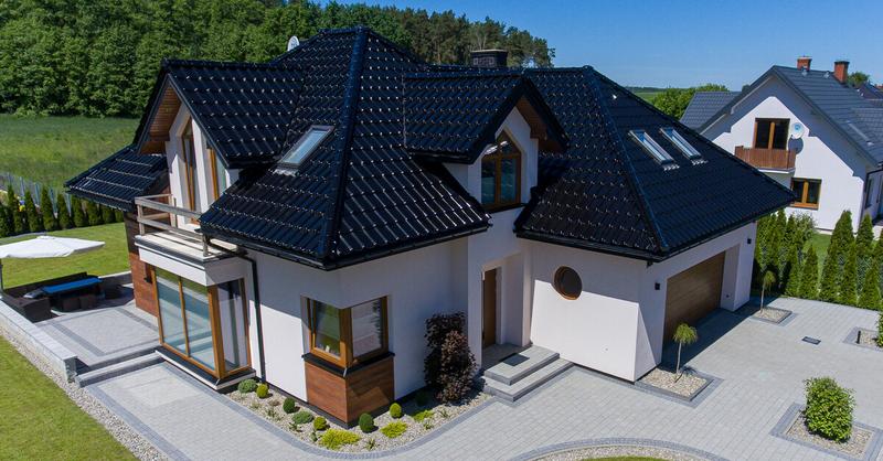 Dachówka glazurowana – rodzaje i praktyczne wskazówki montażu, które musisz znać