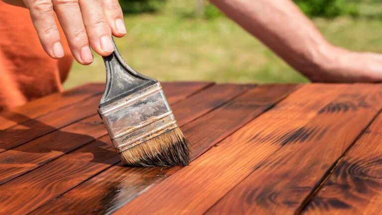 Jak zadbać o długowieczność Twojej altany? Skuteczne sposoby impregnowania drewna