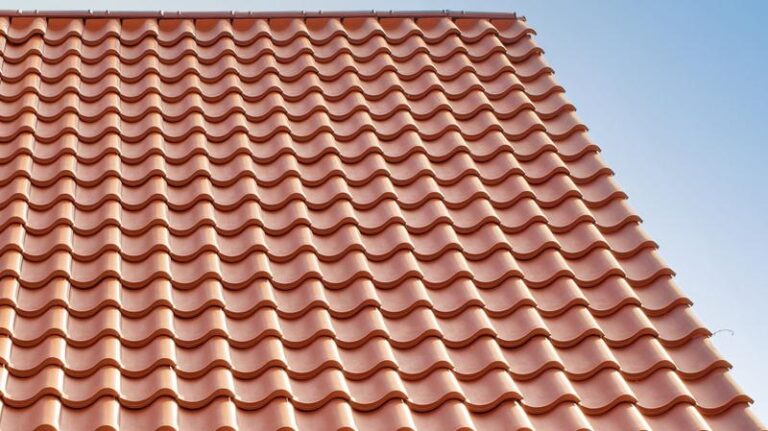 Dachówka esówka: ponadczasowe piękno, które wciąż robi wrażenie