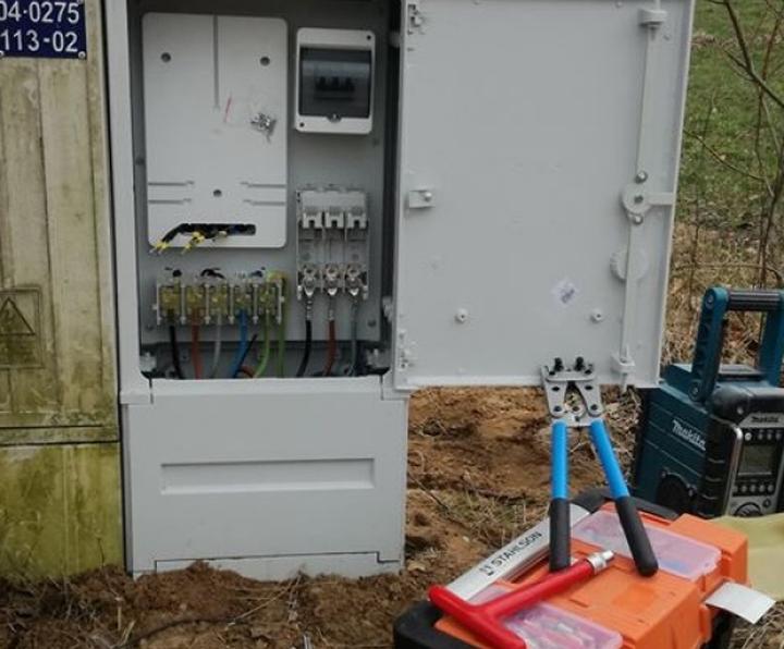 Jak uzyskać przyłącze elektryczne budowlane? Praktyczny przewodnik dla inwestorów