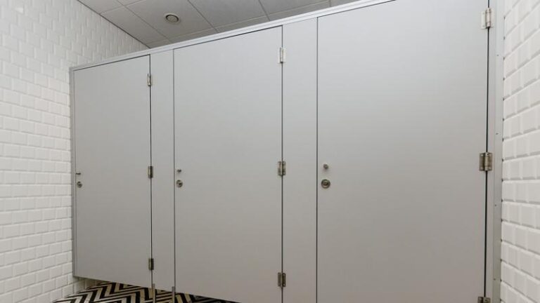Kabiny sanitarne HPL: doskonała trwałość i higiena w publicznych przestrzeniach