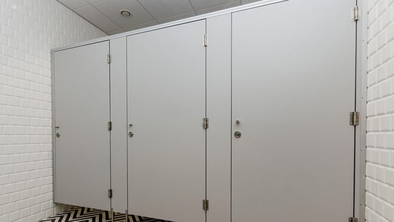 Kabiny sanitarne HPL: doskonała trwałość i higiena w publicznych przestrzeniach