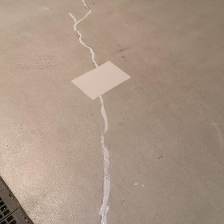 Diagnostyka problemów z posadzką betonową