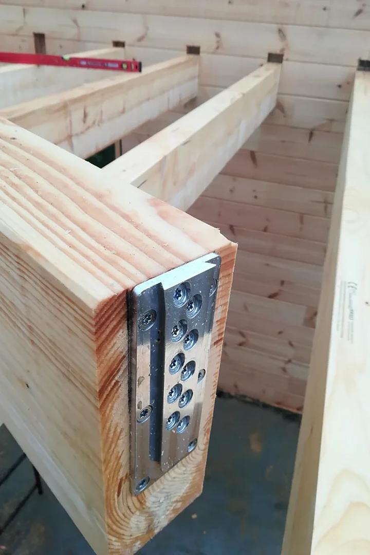 Montaż belki na elewacji