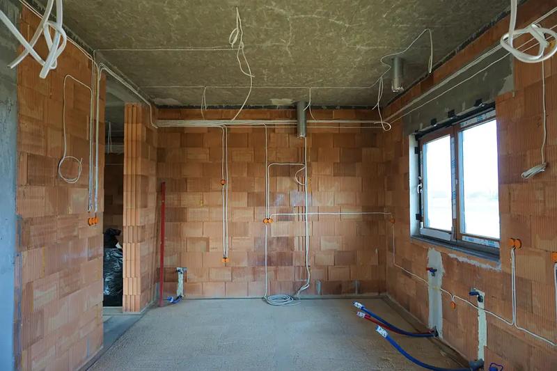 Jak efektywnie położyć instalację elektryczną w mieszkaniu – praktyczny schemat i cenne porady