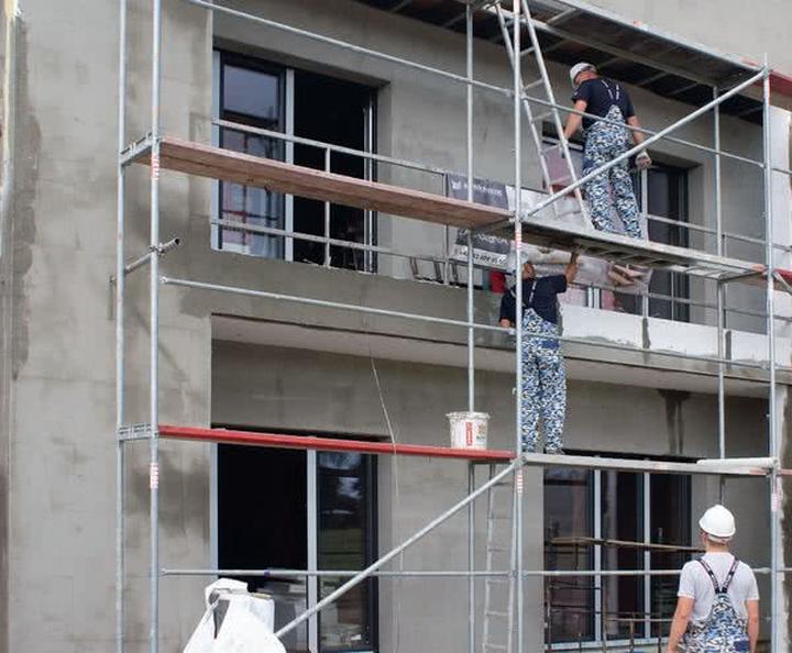 Remont elewacji bez stresu: kluczowe zasady dotyczące zgłoszeń i pozwoleń na budowę