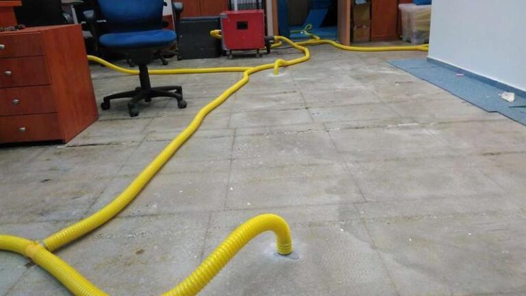 Skuteczne metody osuszania posadzki: kluczowe wskazówki dla remontujących