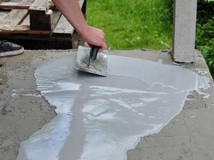 Skuteczne sposoby na naprawę posadzki betonowej dla każdego majsterkowicza