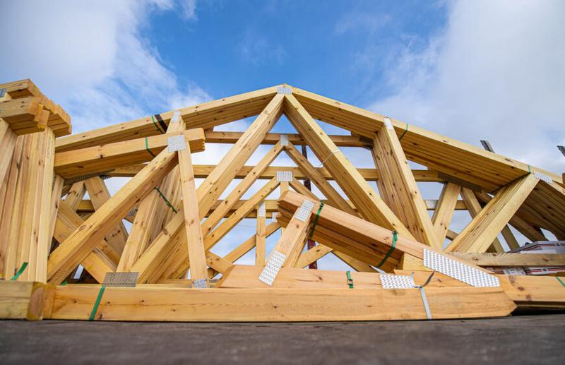 Wiązary czy więźba dachowa: Która konstrukcja sprawdzi się lepiej w twoim dachu?