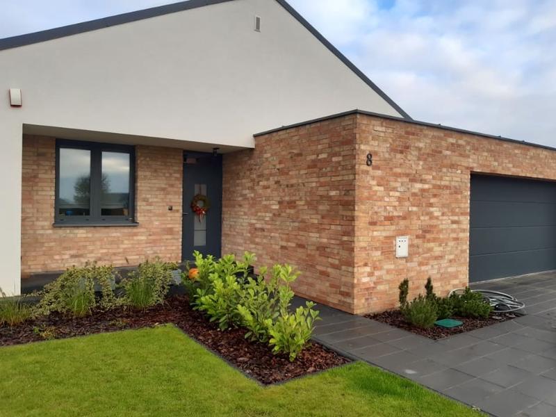 Najlepsze elewacje do ceglanego dachu – odkryj 8 inspirujących połączeń