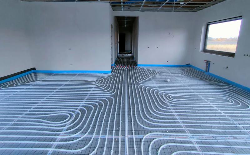 Jak poradzić sobie z zimną podłogą przy ogrzewaniu podłogowym? Sprawdzone rozwiązania