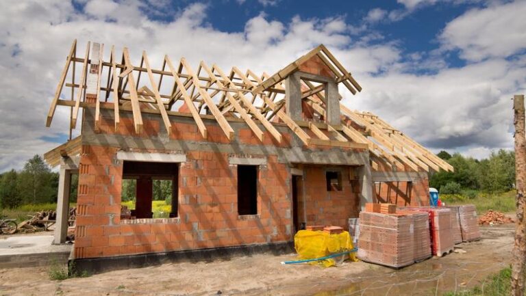 Jak obliczyć koszty budowy domu: cena robocizny za m² i budowa pod klucz na wyciągnięcie ręki