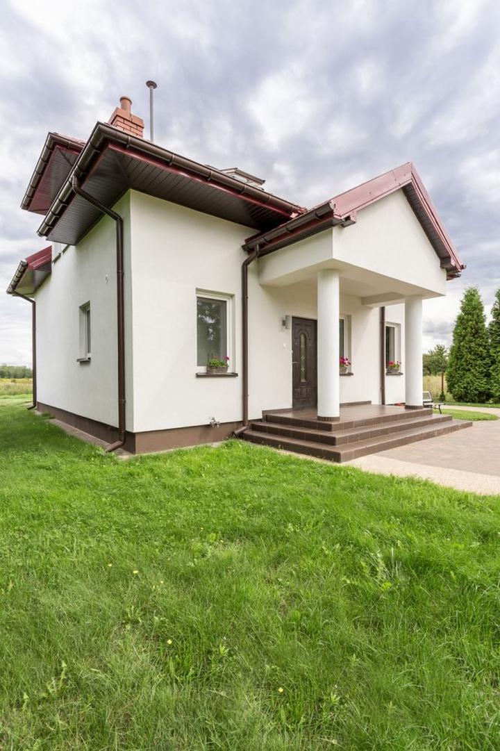 Zalety i wady materiałów cokołów