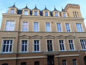 Bezpieczne mocowanie girlandy do elewacji: krok po kroku do idealnej dekoracji