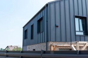 Elewacja z blachy na rąbek – połączenie nowoczesności i funkcjonalności w jednym rozwiązaniu