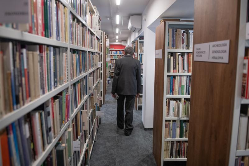 Jak skutecznie pozbyć się mchu na elewacji? Domowe metody w praktyce