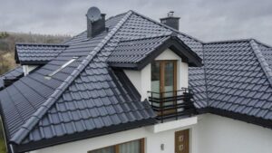 Czarna dachówka i idealna elewacja – poznaj najlepsze połączenia dla swojego domu