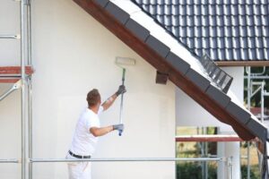 Ile kosztuje malowanie elewacji domu? Ceny farby za m² i kalkulacja kosztów