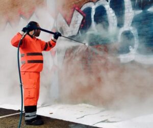 Jak usunąć graffiti z elewacji? 5 skutecznych metod bez uszkodzeń