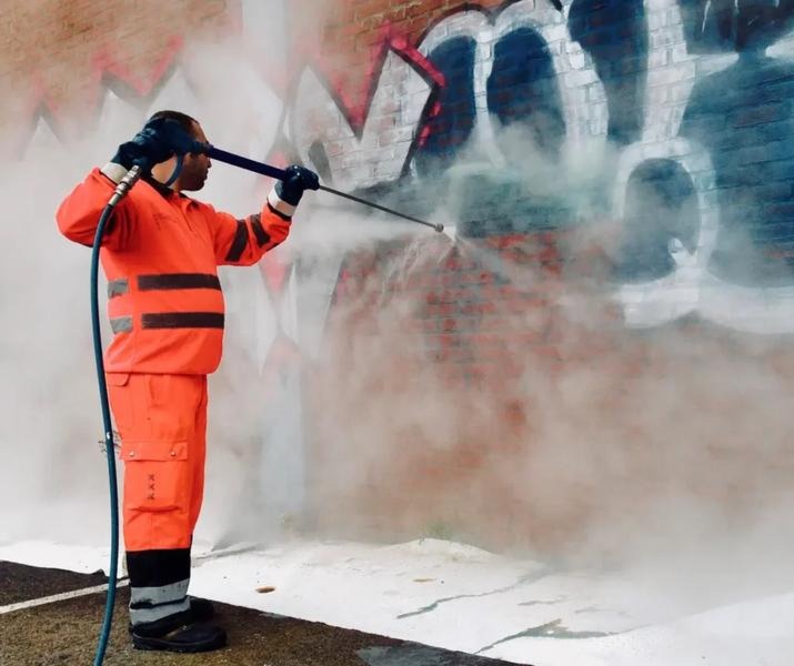 Jak usunąć graffiti z elewacji? 5 skutecznych metod bez uszkodzeń