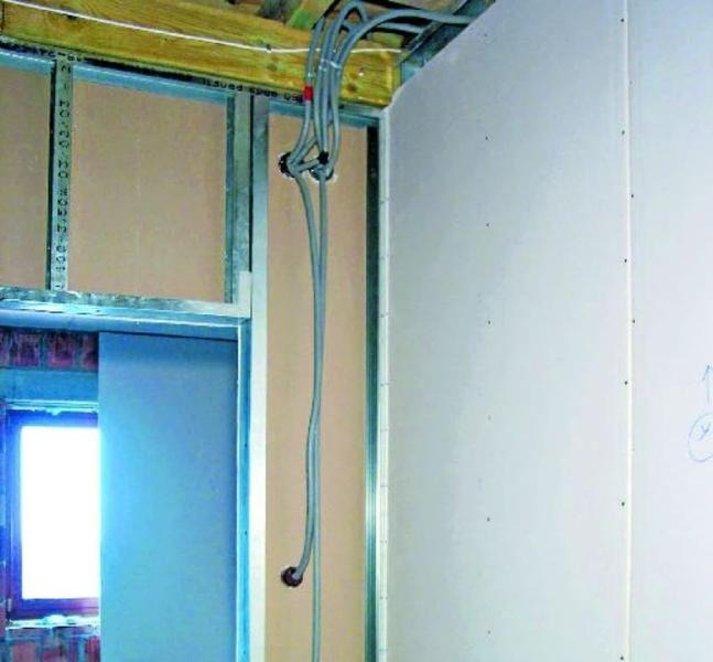 Jak prawidłowo układać przewody elektryczne pod tynkiem? Zasady, odległości i błędy