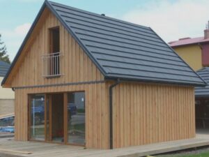 Jaką farbę do elewacji drewnianej wybrać? 5 trwałych opcji na lata