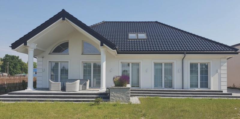 Biała elewacja