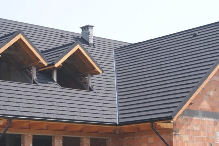 Blacha gontopodobna – trwałość, estetyka i koszty pokrycia dachu