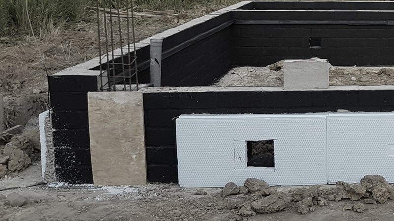 Folia izolacyjna w płynie na fundamenty – skuteczna ochrona przed wilgocią