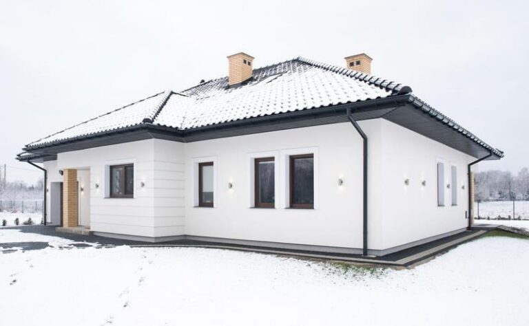 Ile kosztuje tynkowanie elewacji? Ceny za m² i ukryte wydatki